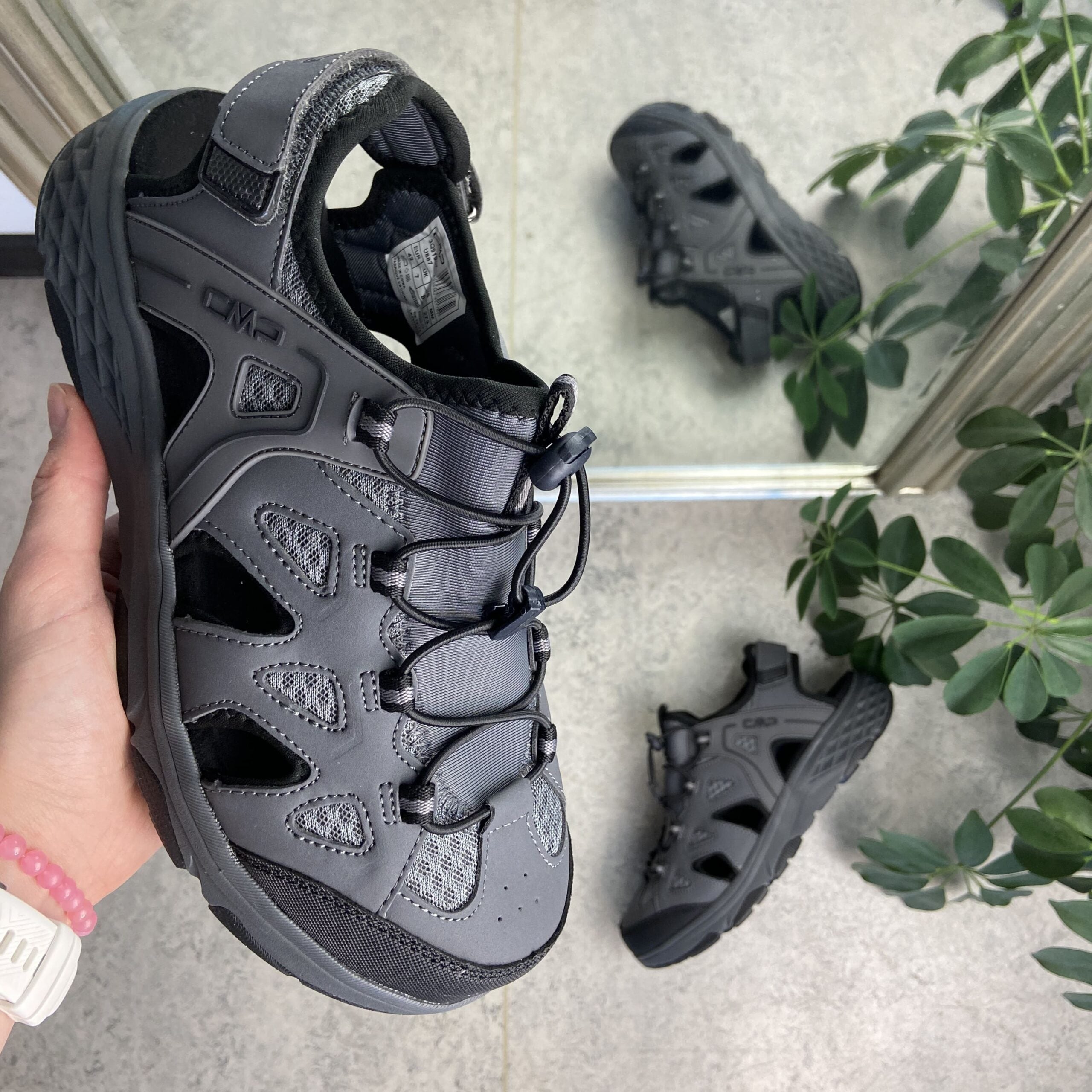 Lukket vandre sandal i grå fra CMP