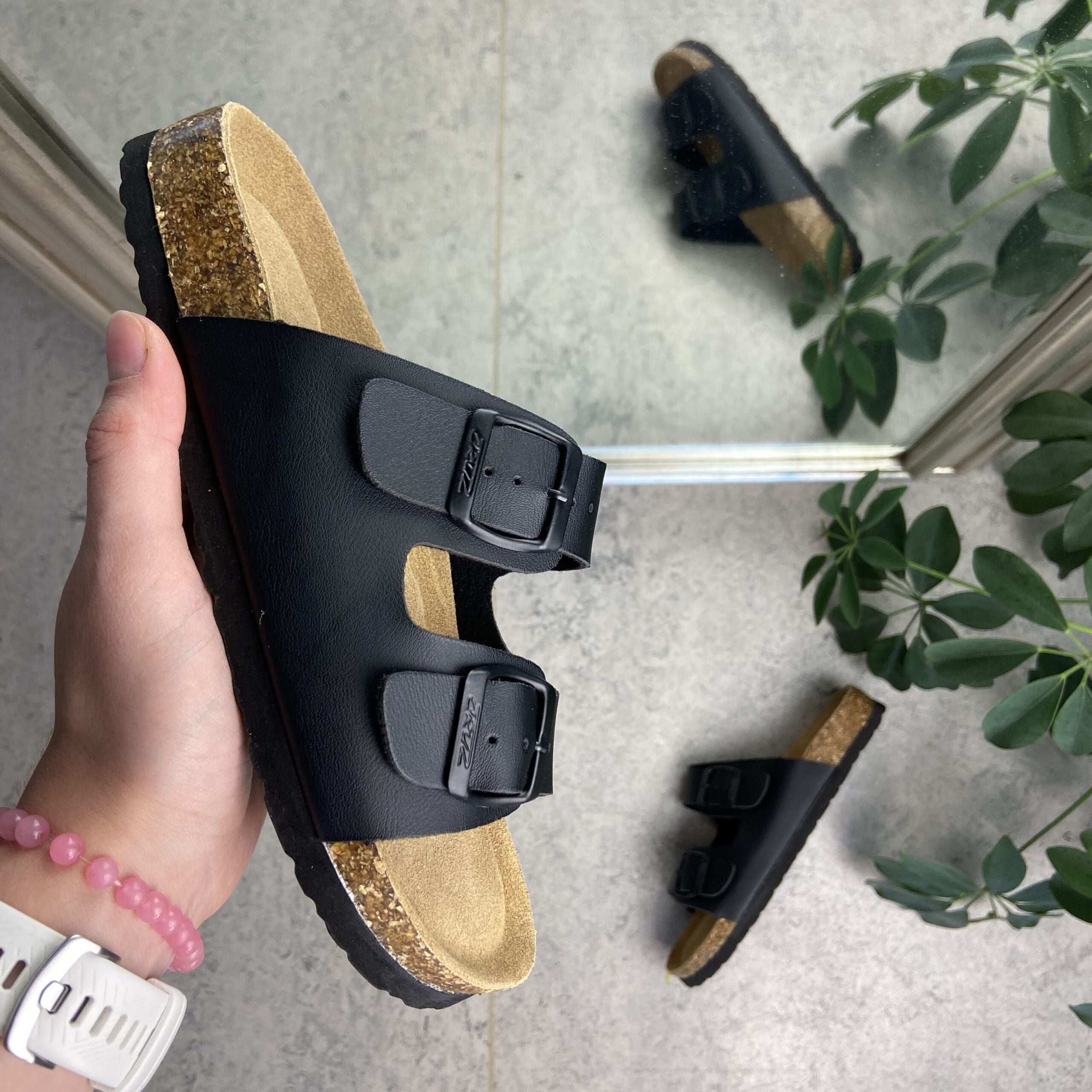 Biosandal i sort med brede remme