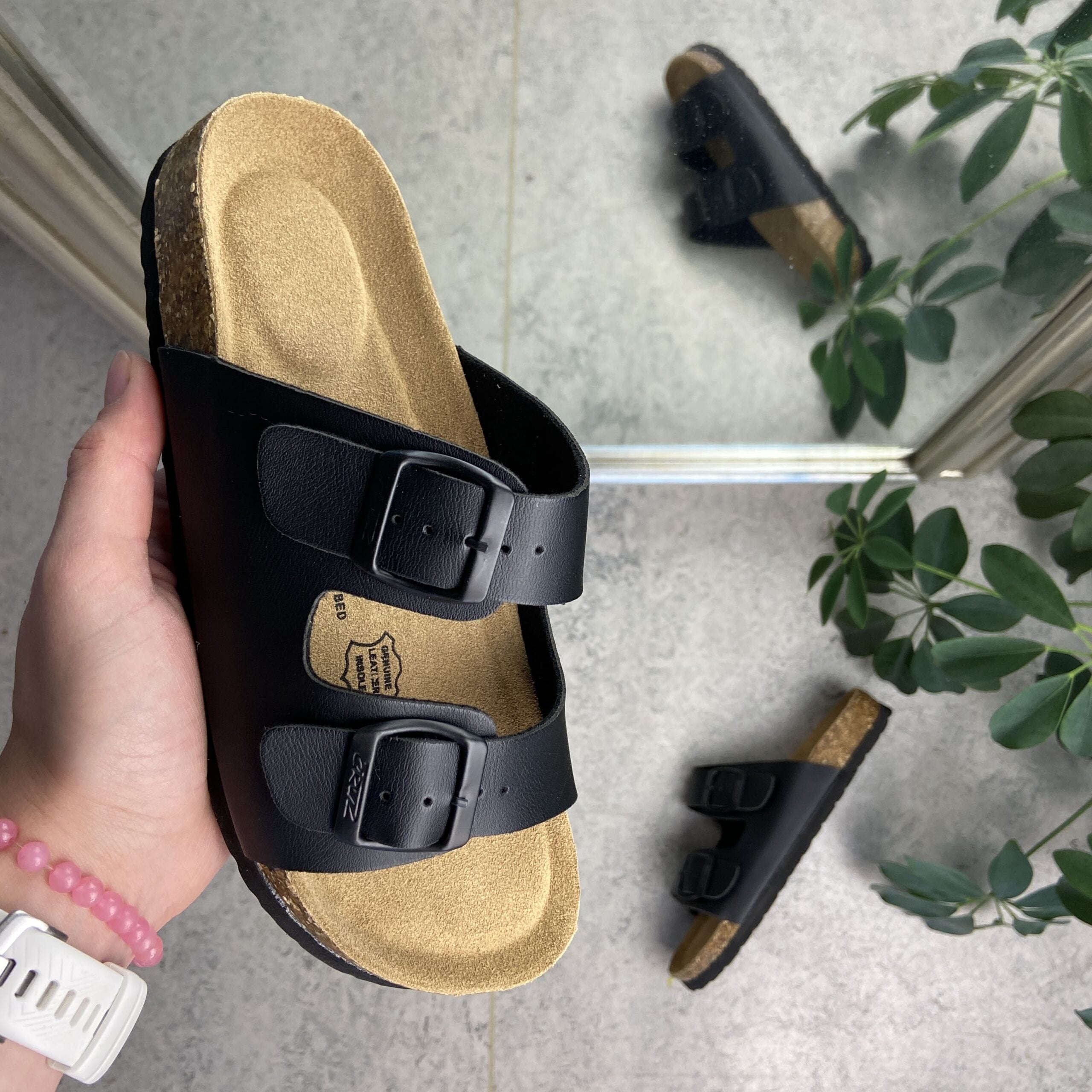 Biosandal i sort med brede remme