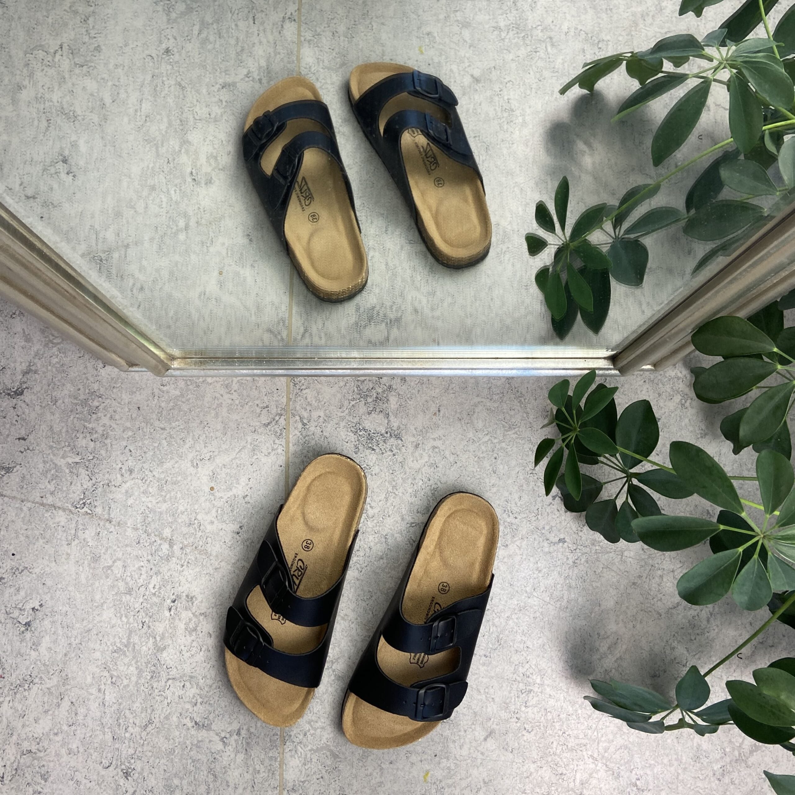 Biosandal i sort med brede remme