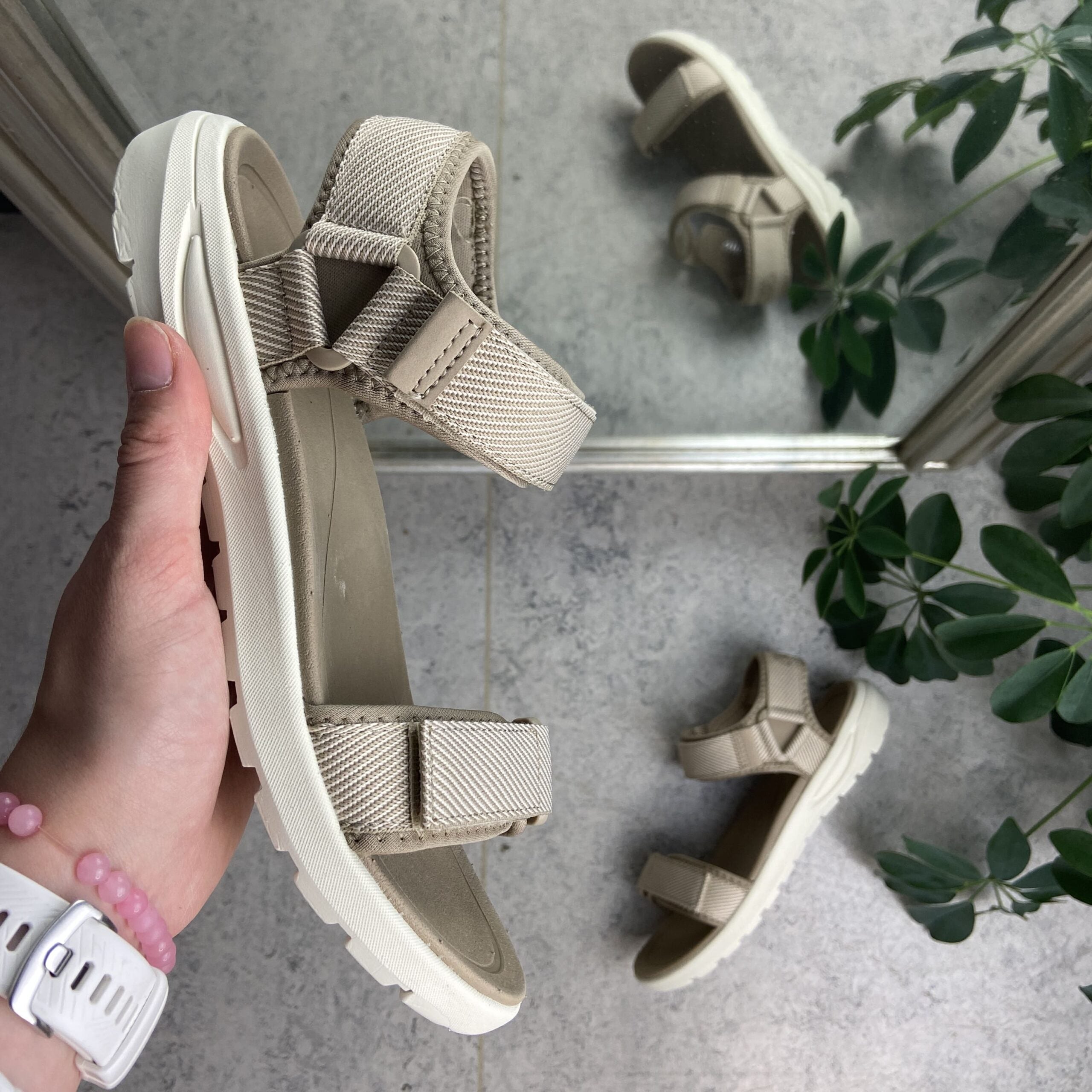 Sandfarvet let sandal med brede remme