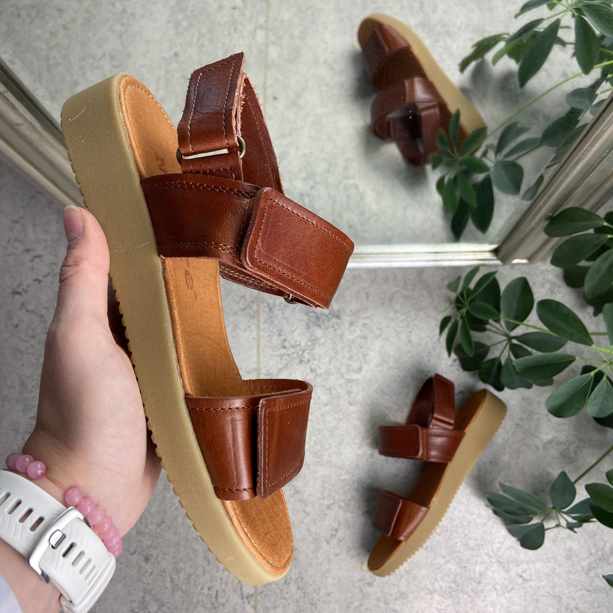 Brun læder sandal fra Nature med tre indstillige remme