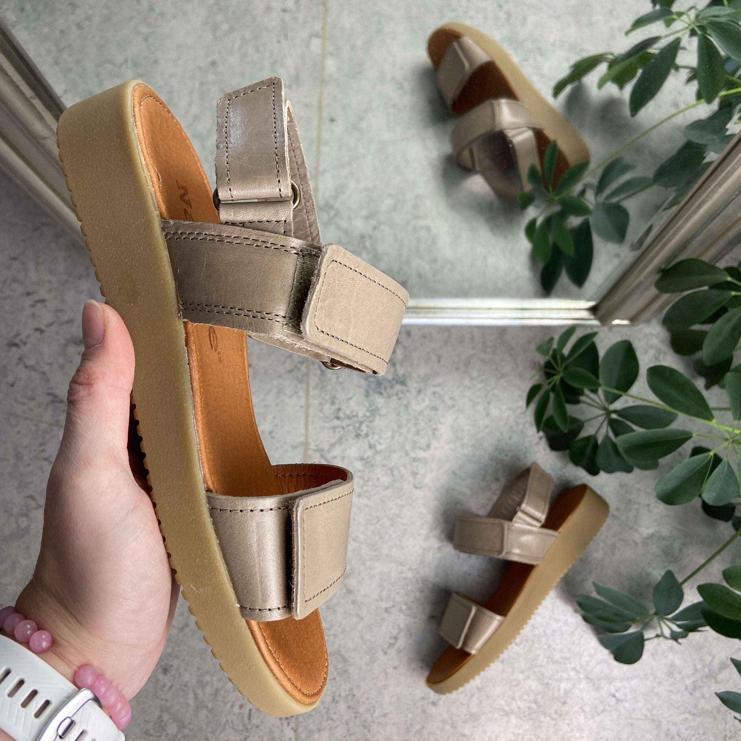 Nature sandfarvet lædersandal med tre indstillige remme