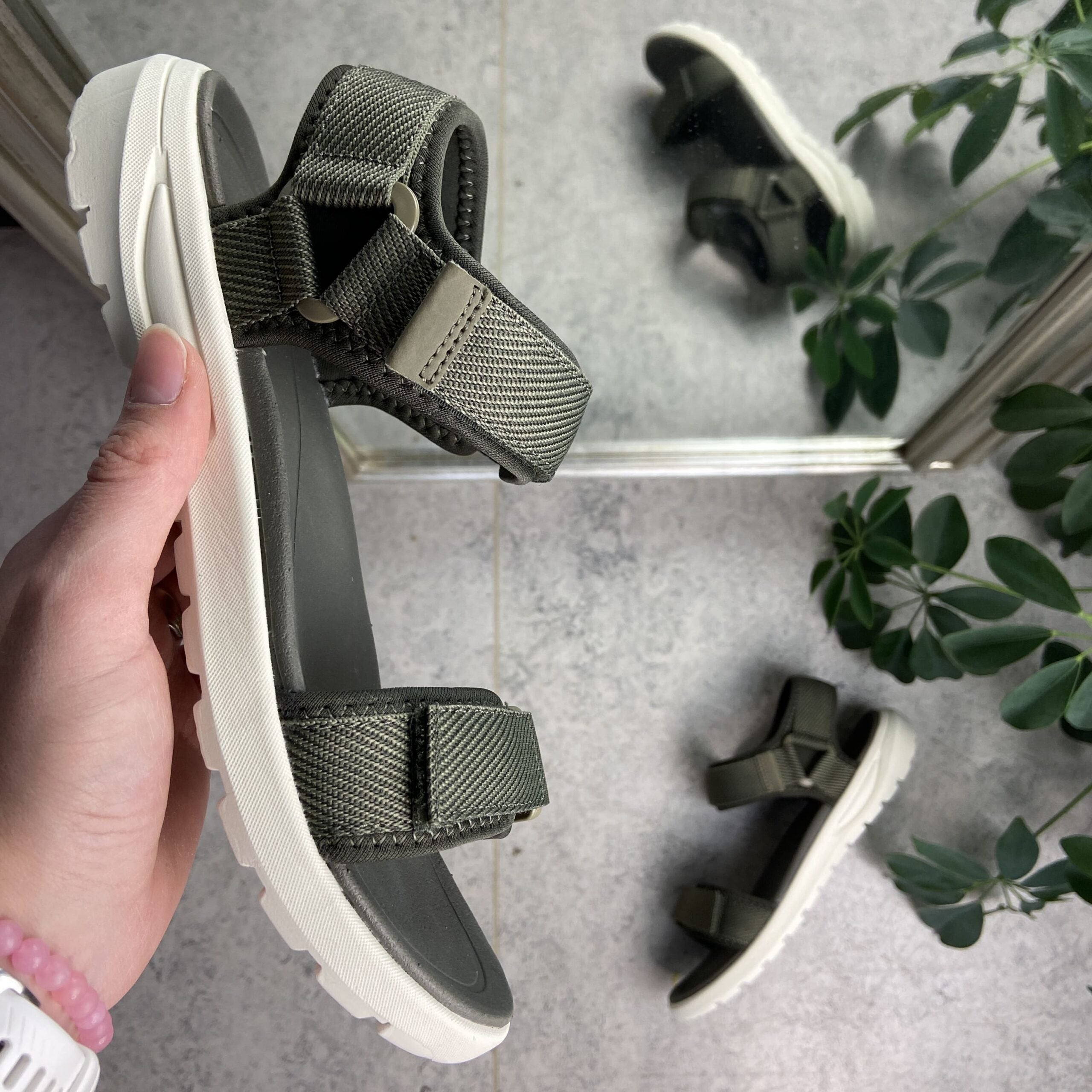 Olivengrøn let sandal med brede remme fra Cruz