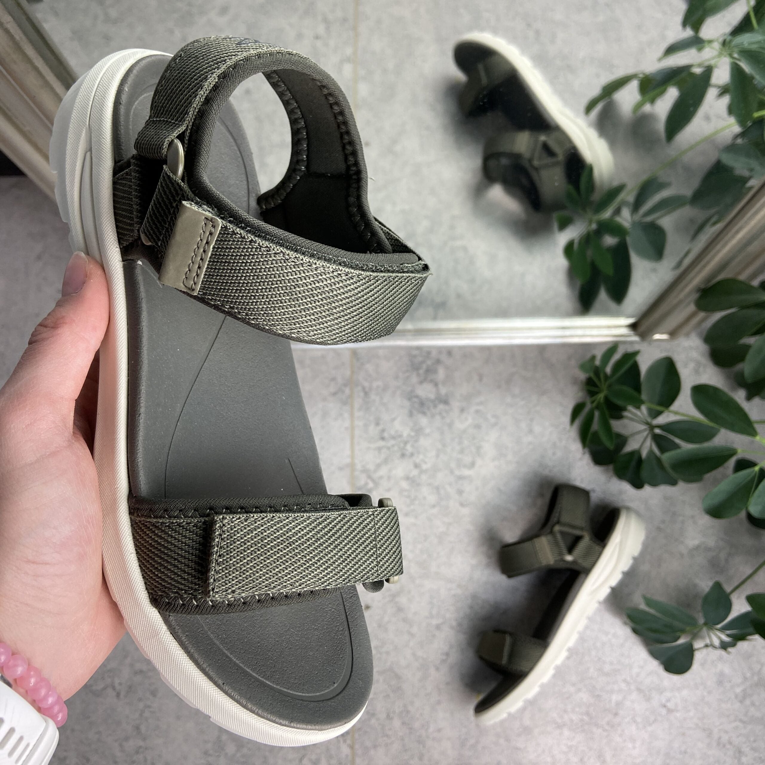 Olivengrøn let sandal med brede remme fra Cruz