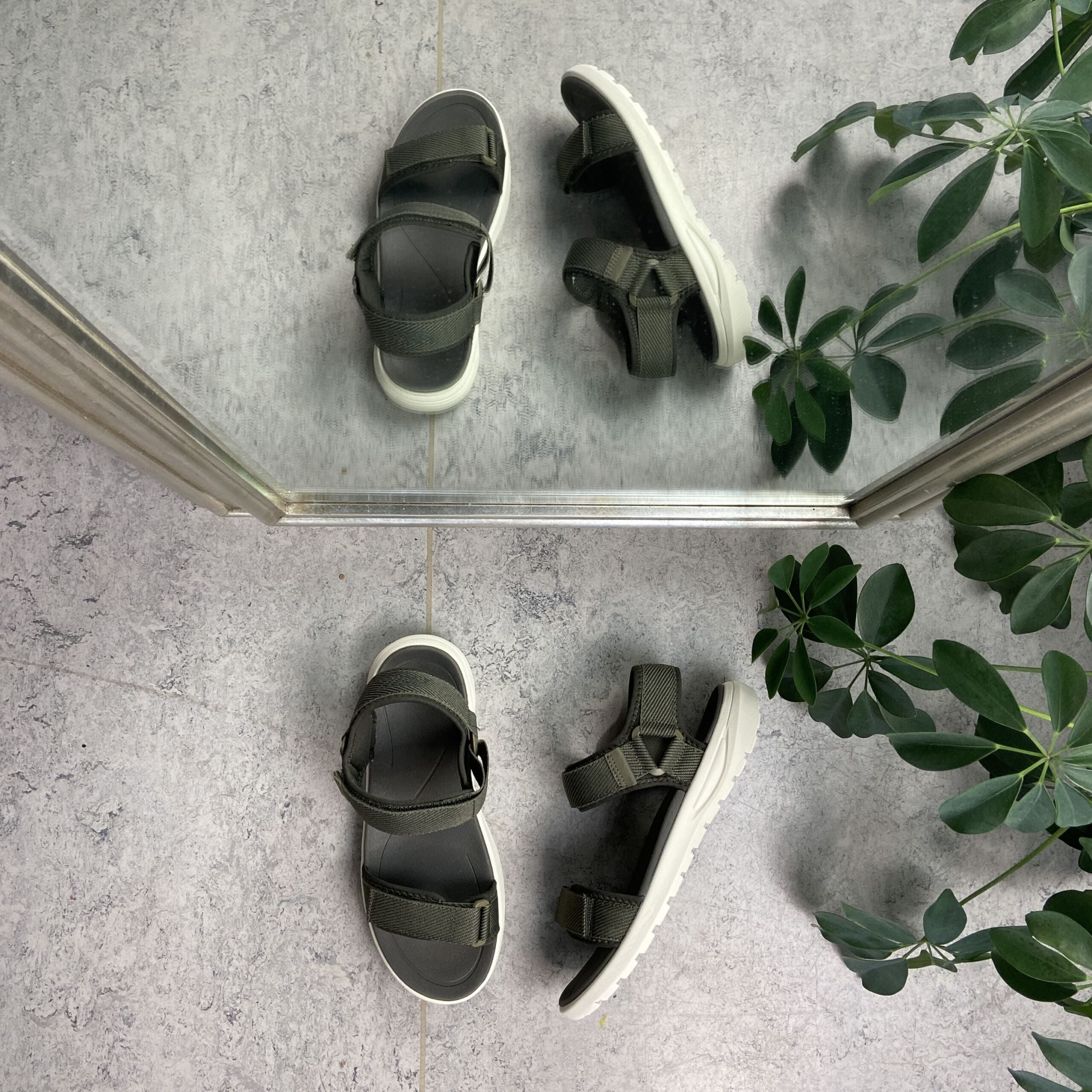 Olivengrøn let sandal med brede remme fra Cruz