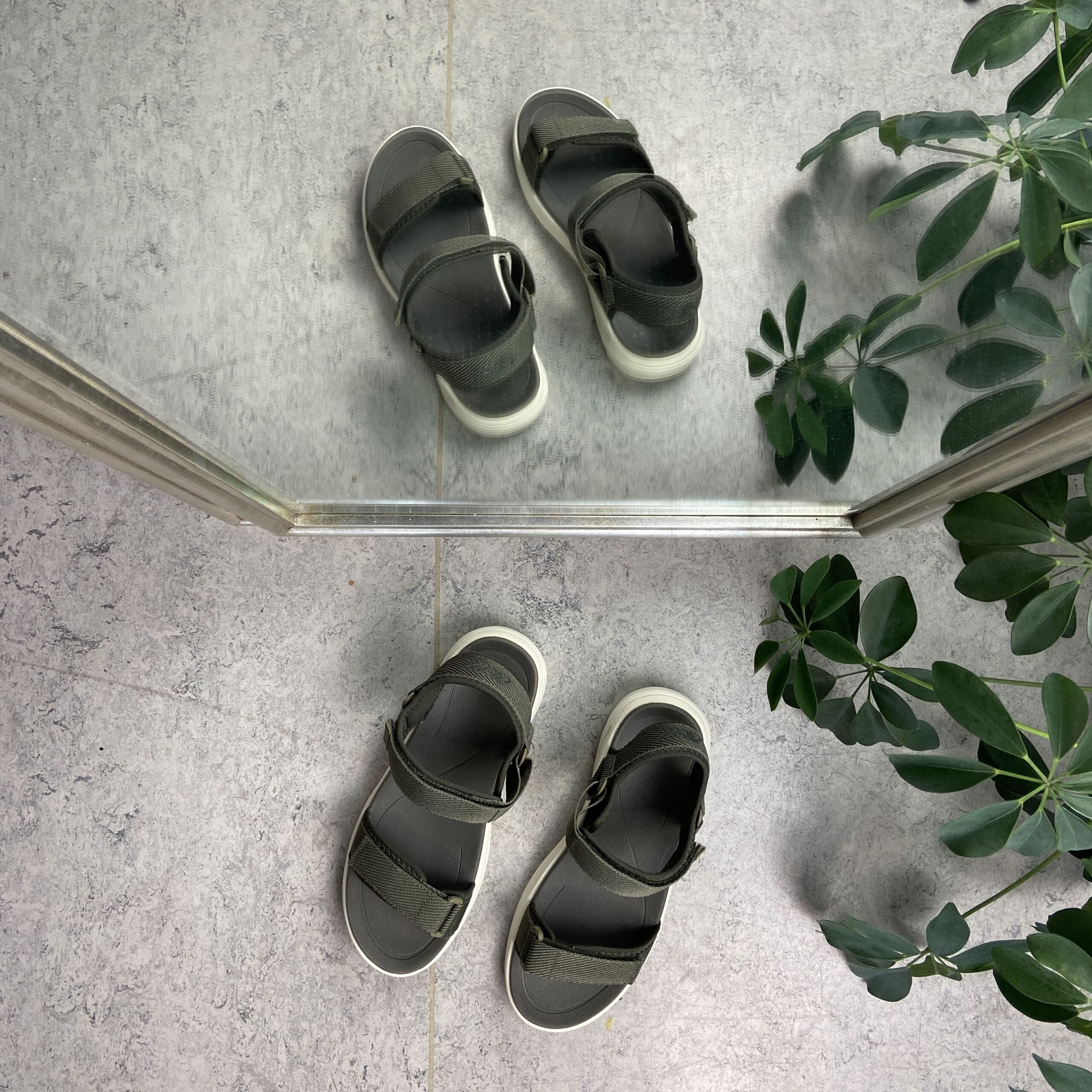 Olivengrøn let sandal med brede remme fra Cruz