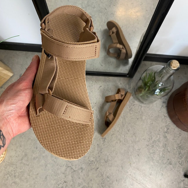 Teva sandal i enkelt design med svangstøtte