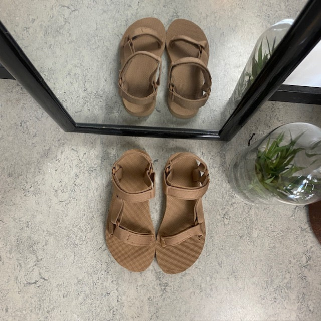 Teva sandal i enkelt design med svangstøtte