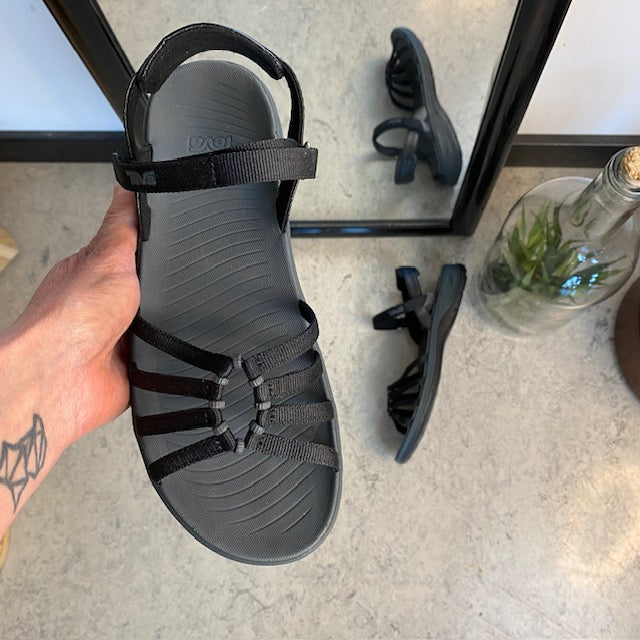 Sort Teva Tirra Traveler sandal med svangstøtte, letvægt og perfekt pasform