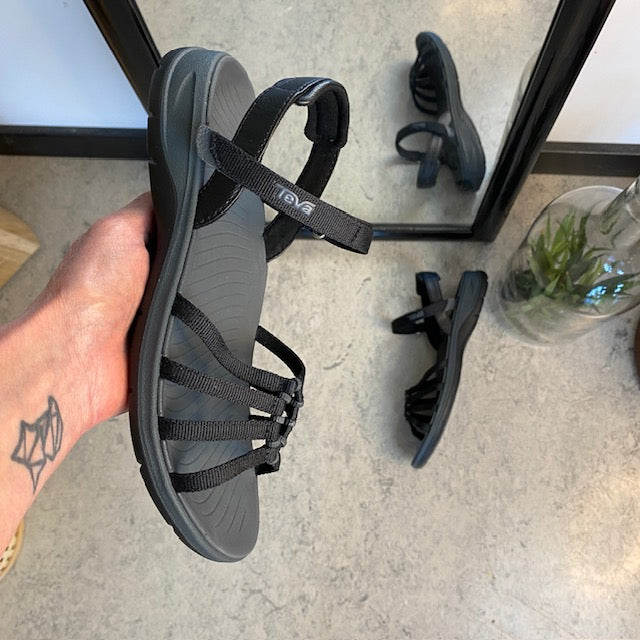 Sort Teva Tirra Traveler sandal med svangstøtte, letvægt og perfekt pasform