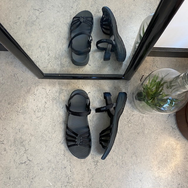 Sort Teva Tirra Traveler sandal med svangstøtte, letvægt og perfekt pasform