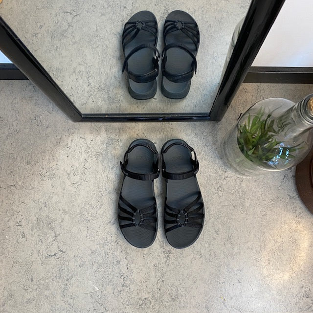 Sort Teva Tirra Traveler sandal med svangstøtte, letvægt og perfekt pasform