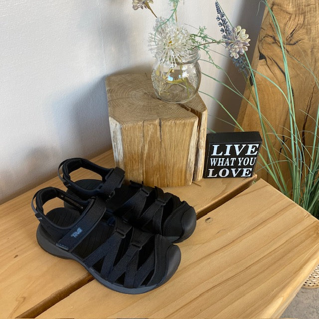 Sort Teva Tirra lukket sandal med tåbeskyttelse, svangstøtte og stødabsorbering