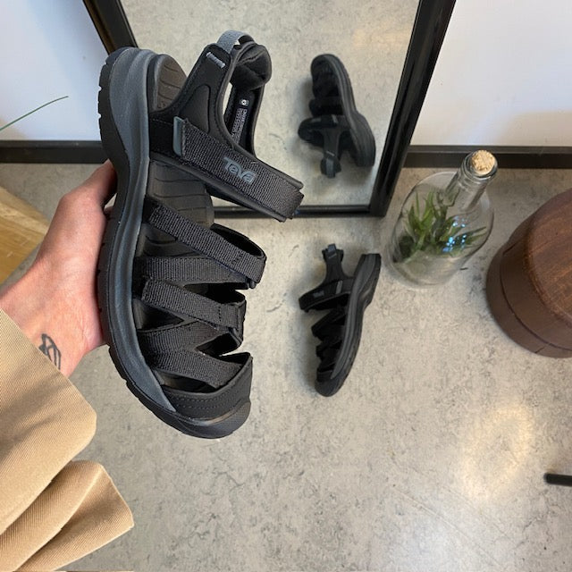 Sort Teva Tirra lukket sandal med tåbeskyttelse, svangstøtte og stødabsorbering