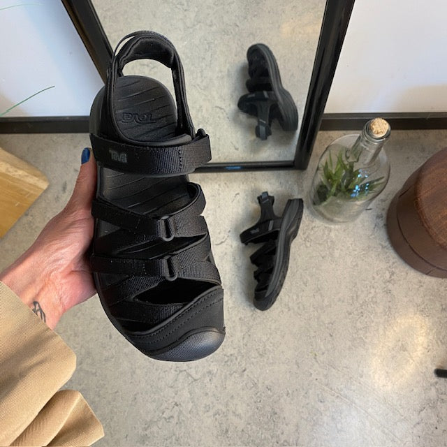 Sort Teva Tirra lukket sandal med tåbeskyttelse, svangstøtte og stødabsorbering