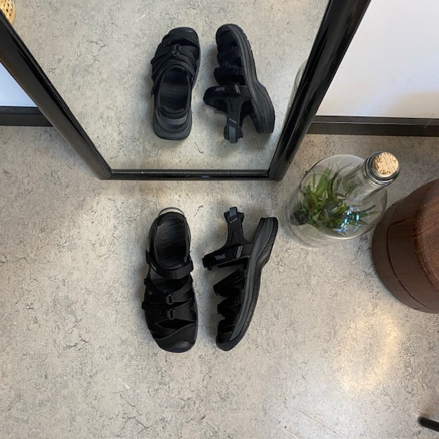 Sort Teva Tirra lukket sandal med tåbeskyttelse, svangstøtte og stødabsorbering