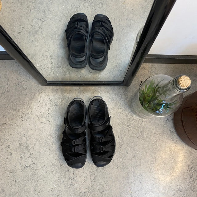 Sort Teva Tirra lukket sandal med tåbeskyttelse, svangstøtte og stødabsorbering