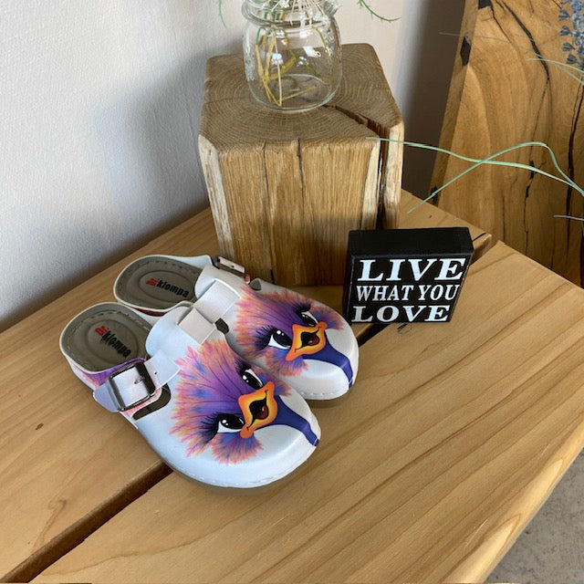Træsko med print af en glad struds