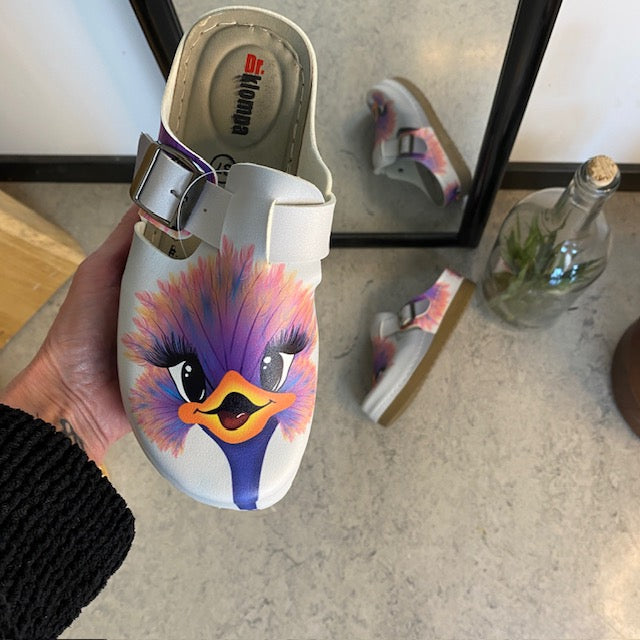 Træsko med print af en glad struds