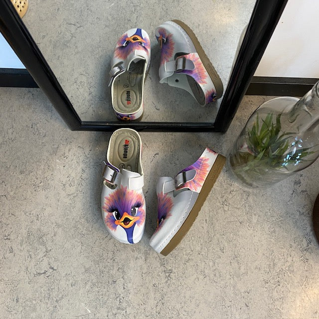 Træsko med print af en glad struds