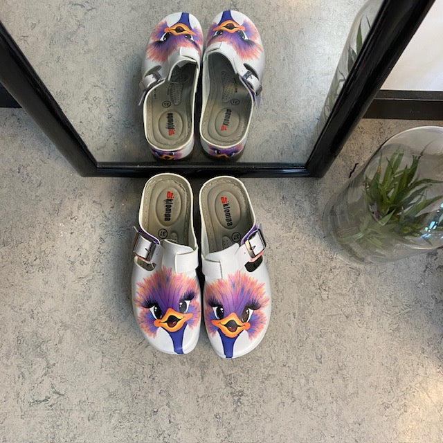 Træsko med print af en glad struds