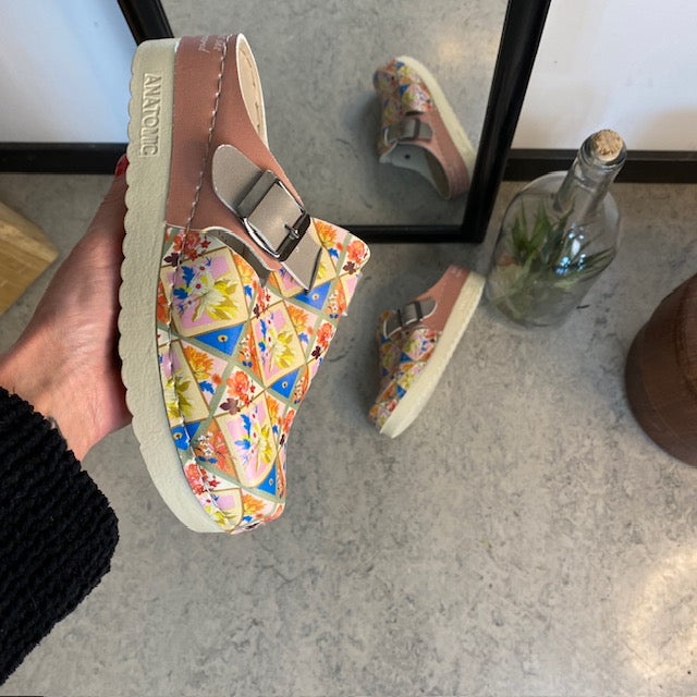 Træsko med blomsterprint