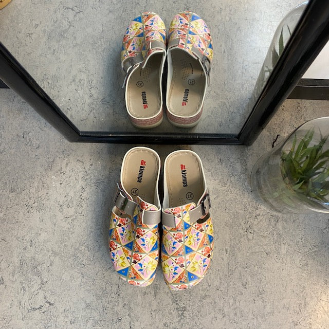 Træsko med blomsterprint