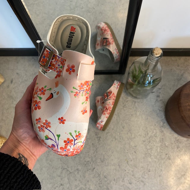 Træsko med svaneprint