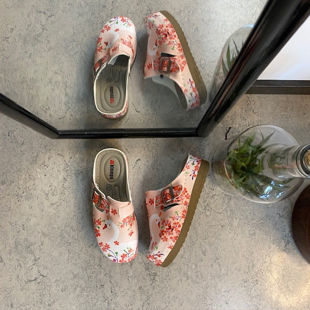 Træsko med svaneprint