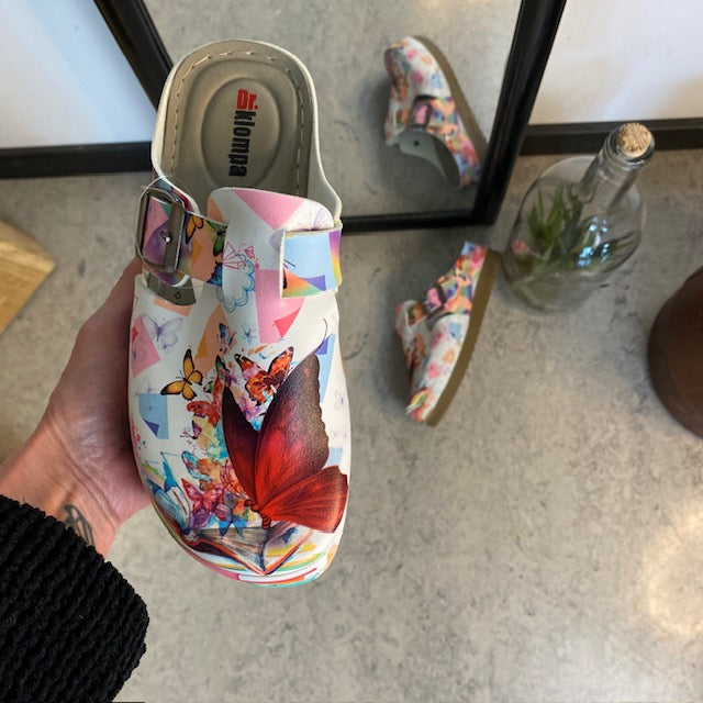 Træsko med sommerfugleprint