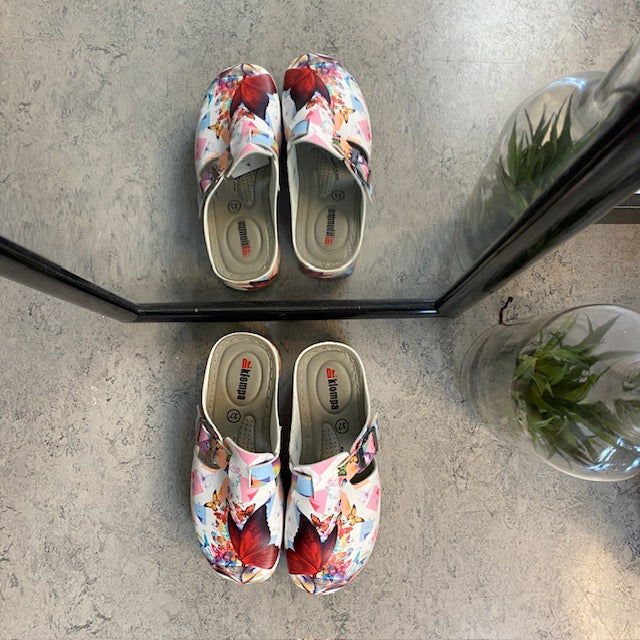 Træsko med sommerfugleprint