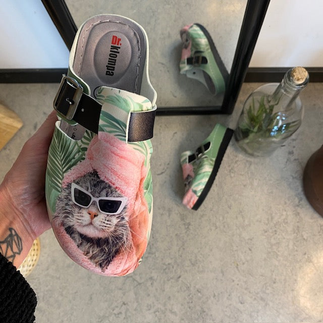 Træsko med print en cool kat