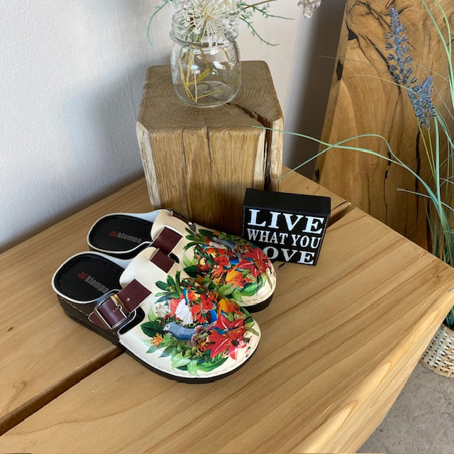 Træsko med papegøjeprint