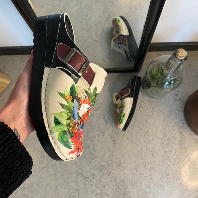 Træsko med papegøjeprint