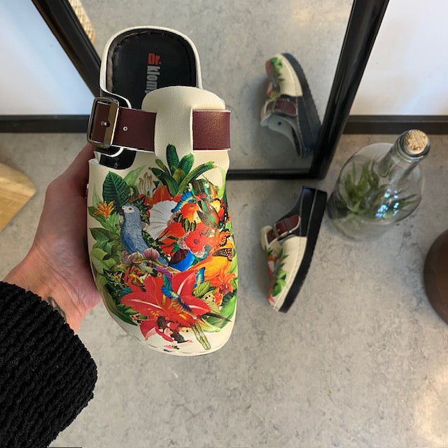 Træsko med papegøjeprint
