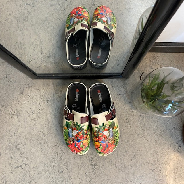 Træsko med papegøjeprint