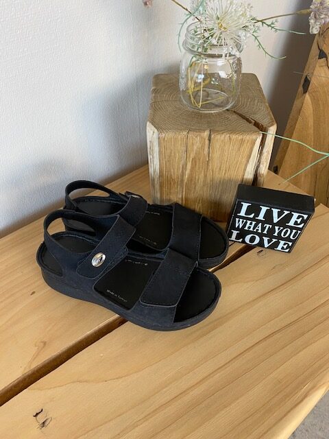 Sort sandal med to justerbare remme