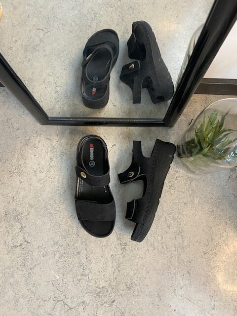 Sort sandal med to justerbare remme