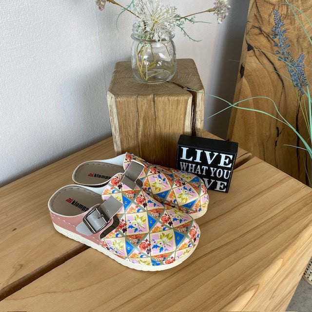 Træsko med blomsterprint