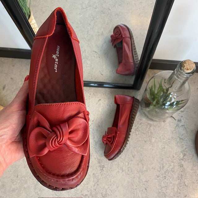 Elegant ballerina i bordeauxfarvet skind