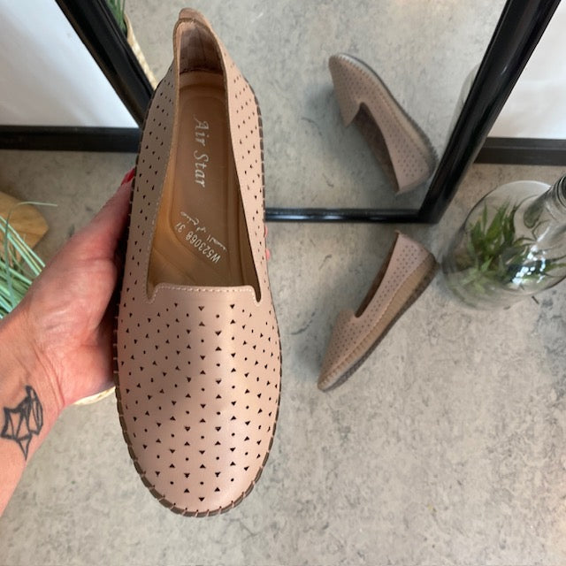 Beige ballerinasko med fint, perforeret mønster