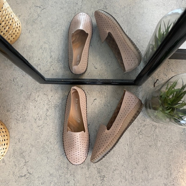 Beige ballerinasko med fint, perforeret mønster