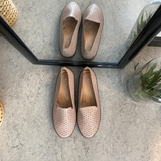Beige ballerinasko med fint, perforeret mønster