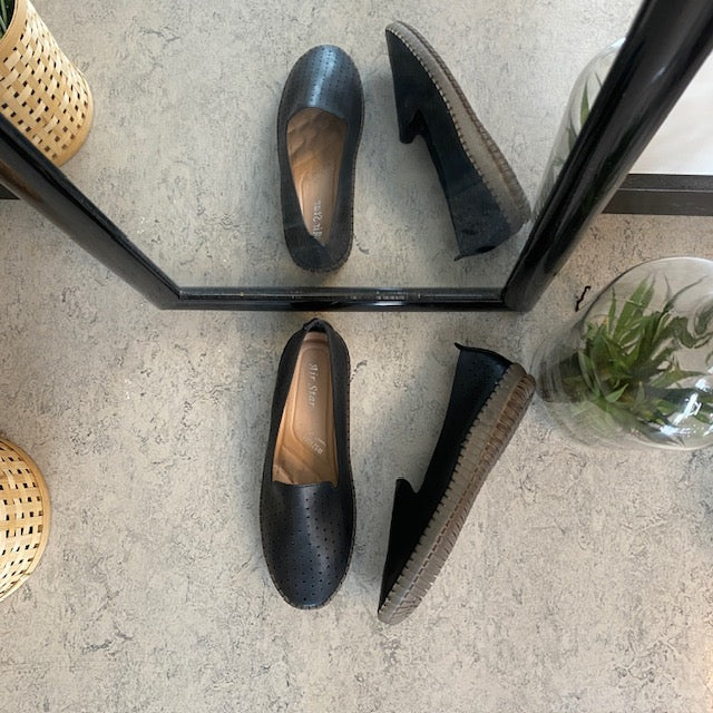 Sorte ballerinasko med fint, perforeret mønster