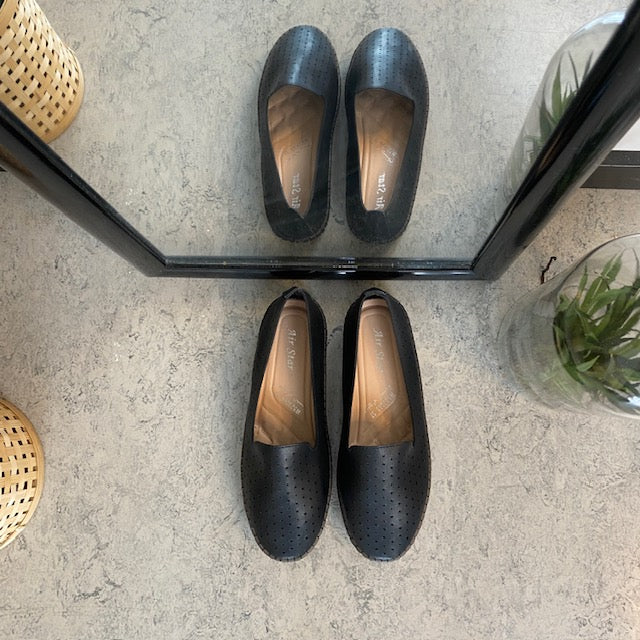 Sorte ballerinasko med fint, perforeret mønster