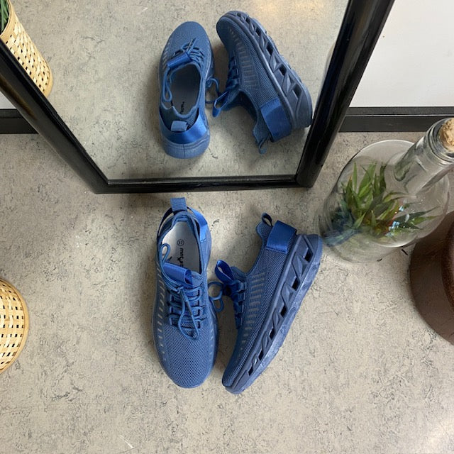 Blå slip-on sko med strikoverdel