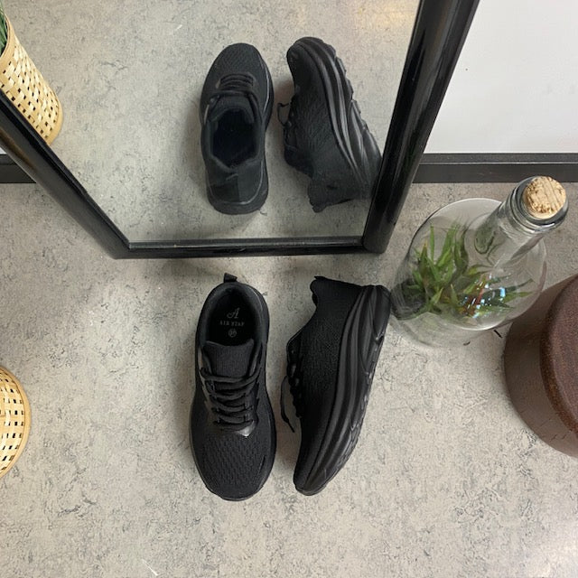 Sort letvægtssko med god stødabsorbering