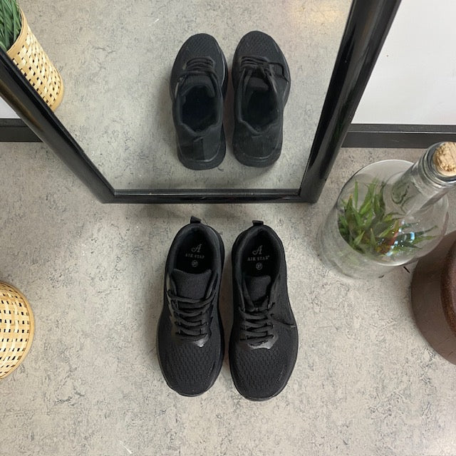 Sort letvægtssko med god stødabsorbering