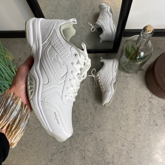 Hvide kondisko med svangstøtte